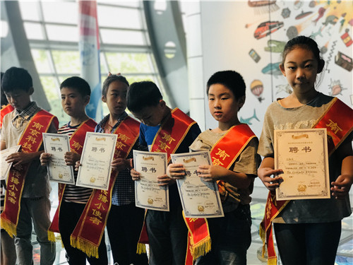 32名小学生获得南京科技馆“科普传播小使者”聘书