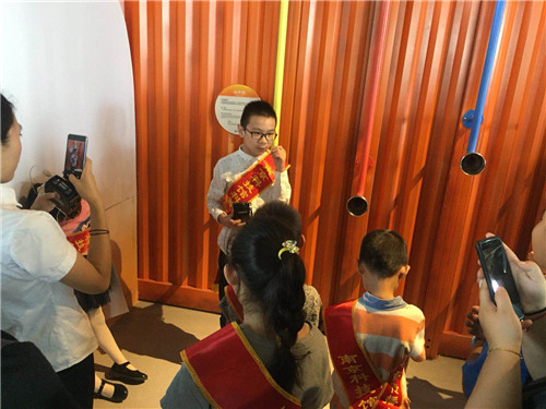 32名小学生获得南京科技馆“科普传播小使者”聘书